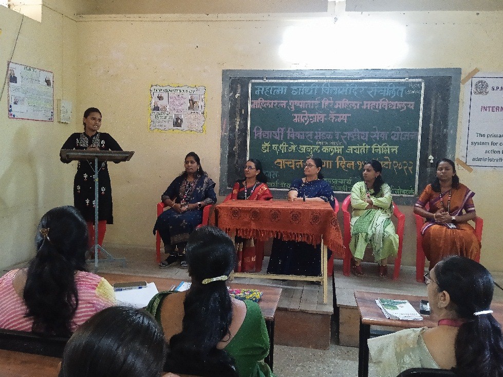 NSS volunteer Ms. Nikita Bagul presenting her views on the occasion of Vachan Prerna
Din